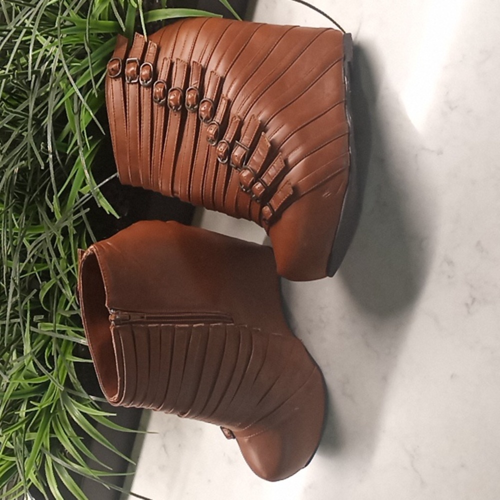 Side zip platform ankle booties